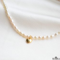 "Rosie" gte perlehalskde med lille guld hjerte inklusiv personlig indgravering