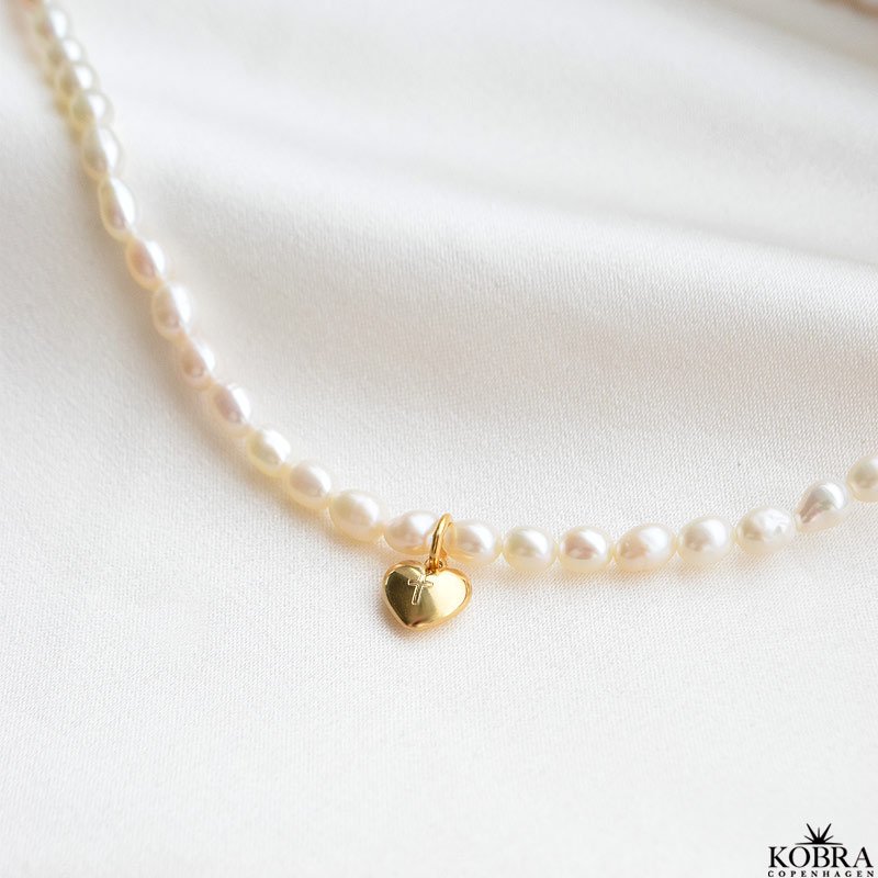 "Rosie" gte perlehalskde med lille guld hjerte inklusiv personlig indgravering
