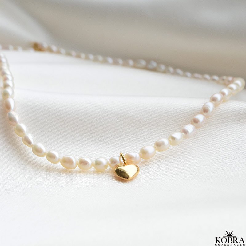 "Rosie" gte perlehalskde med lille guld hjerte inklusiv personlig indgravering