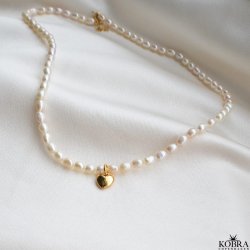 "Rosie" gte perlehalskde med lille guld hjerte inklusiv personlig indgravering