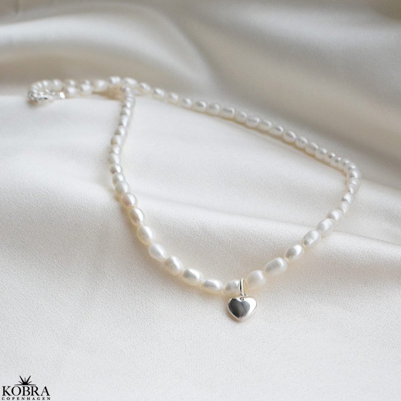 "Rosie" gte perlehalskde med lille slvhjerte inklusiv personlig indgravering