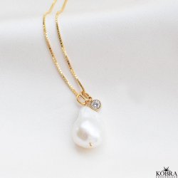 "Maggie" 18 karat forgyldt halskde med stor barok ferskvandsperle