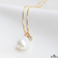 "Maggie" 18 karat forgyldt halskde med stor barok ferskvandsperle