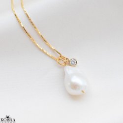 "Maggie" 18 karat forgyldt halskde med stor barok ferskvandsperle