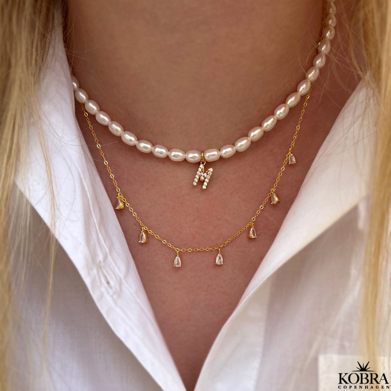 "Teardrop" guld halskde med hvide drbesten