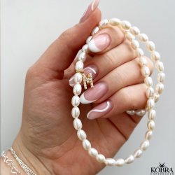 "Rosie" gte perlehalskde med dit personlige guld bogstav