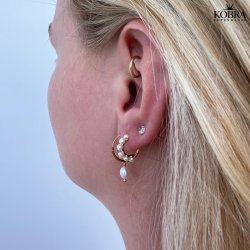 "Joanna" Hoops i forgyldt med lille hvid ferskvandsperle