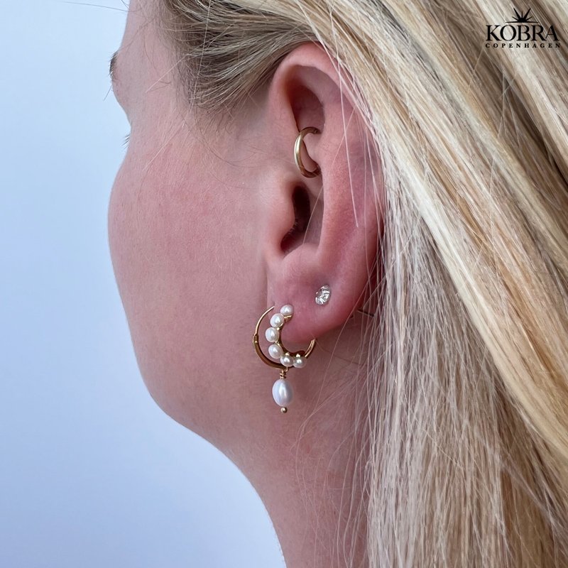 "Joanna" Hoops i forgyldt med lille hvid ferskvandsperle