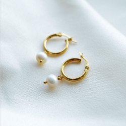 "Margrethe" guld �reringe / hoops med hvide ferskvandsperler