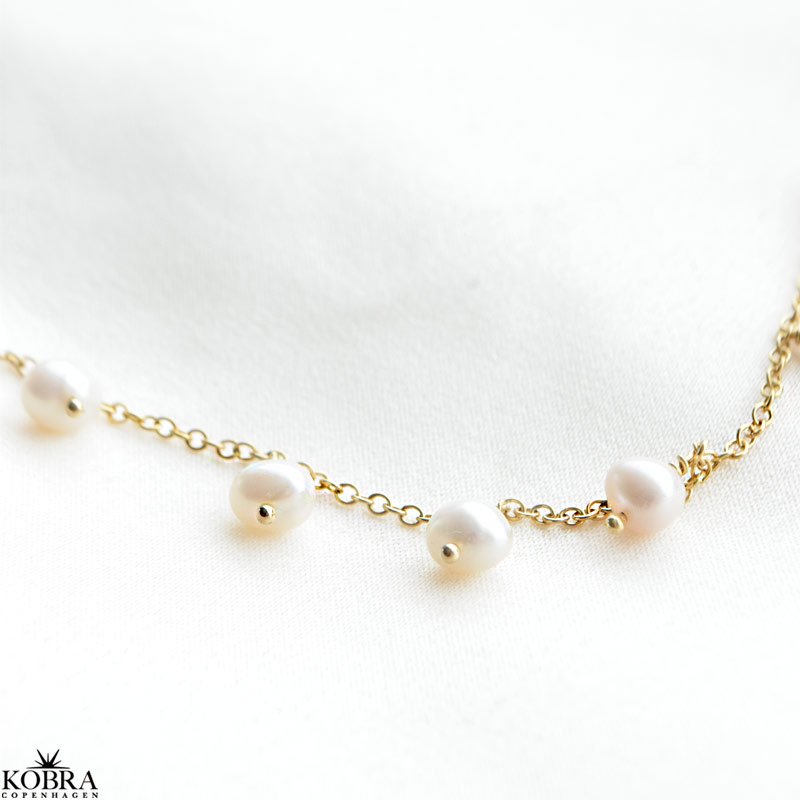 "Noella" gold necklace with 10 freshwater pearls