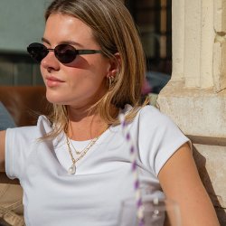 "Monica" store hoops med sten i guld