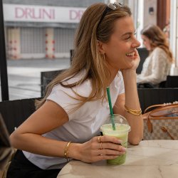 "Monica" store hoops med sten i guld