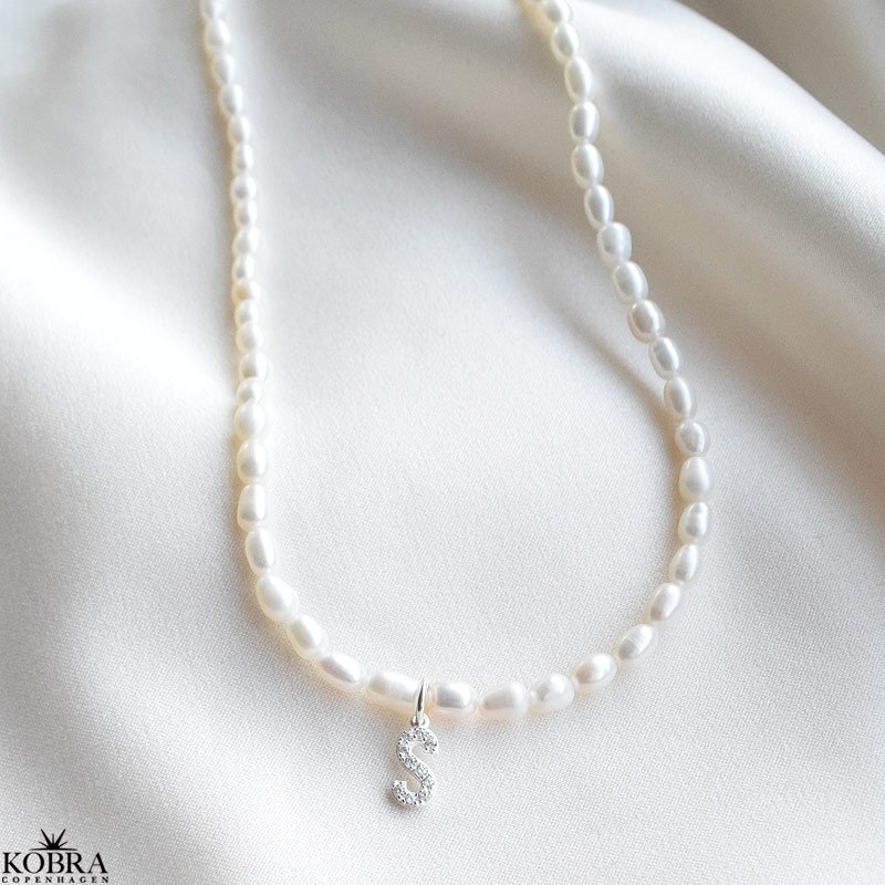 "Rosie" gte perlehalskde med dit personlige bogstav i slv