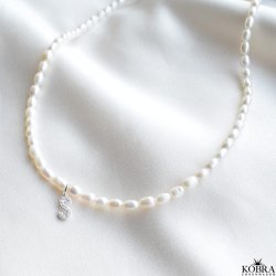 "Rosie" gte perlehalskde med dit personlige bogstav i slv