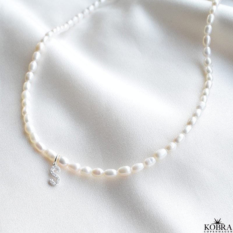 "Rosie" gte perlehalskde med dit personlige bogstav i slv