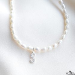 "Rosie" gte perlehalskde med dit personlige bogstav i slv