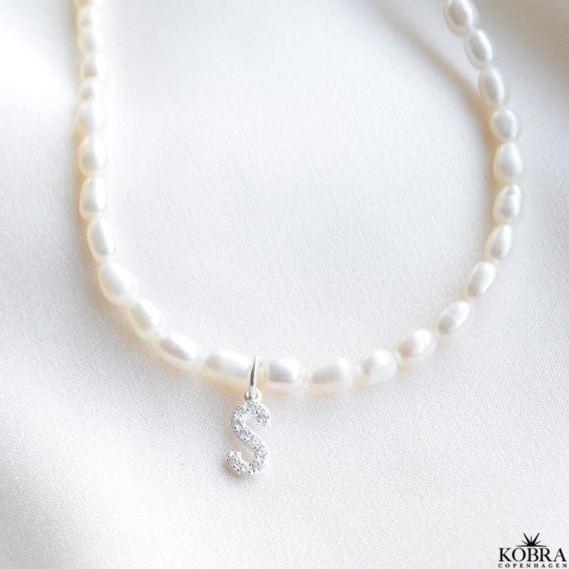 "Rosie" gte perlehalskde med dit personlige bogstav i slv