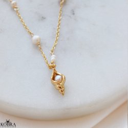 "Pearl Breeze" 18 karat forgyldt halskde med konkylie og gte ferskvandsperler