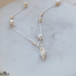 "Pearl Breeze" perle halskde i slv med konkylie og gte ferskvandsperler