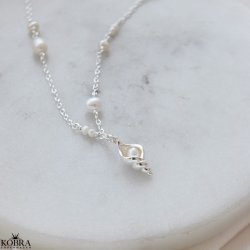 "Pearl Breeze" perle halskde i slv med konkylie og gte ferskvandsperler