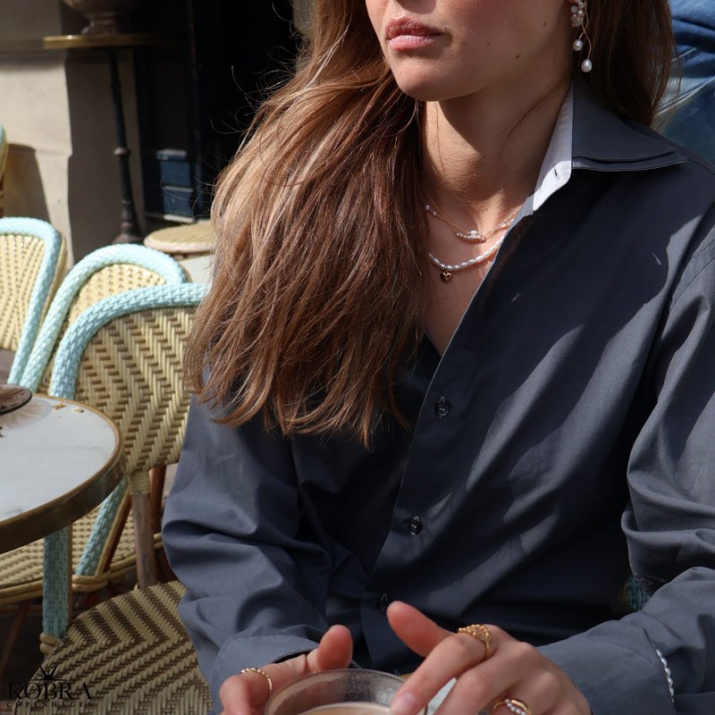 "Rosie" gte perlehalskde med lille guld hjerte inklusiv personlig indgravering