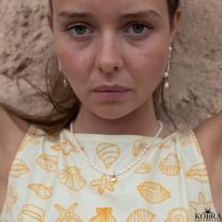 "Rosie" gte perlehalskde med lille guld hjerte inklusiv personlig indgravering