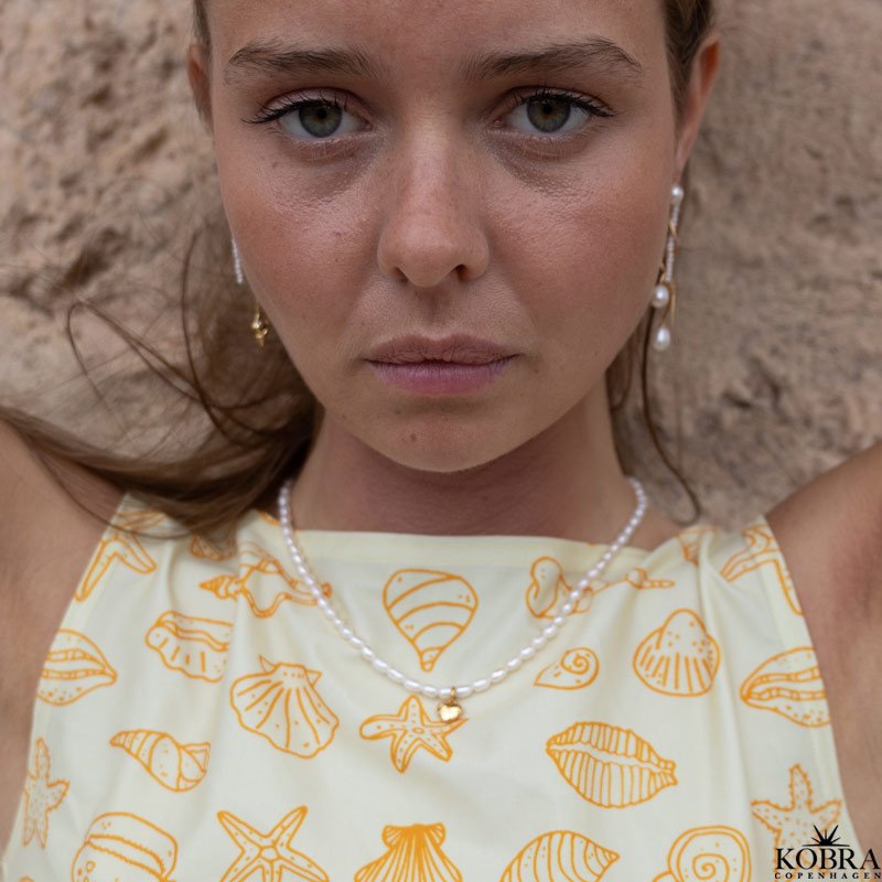 "Rosie" gte perlehalskde med lille guld hjerte inklusiv personlig indgravering