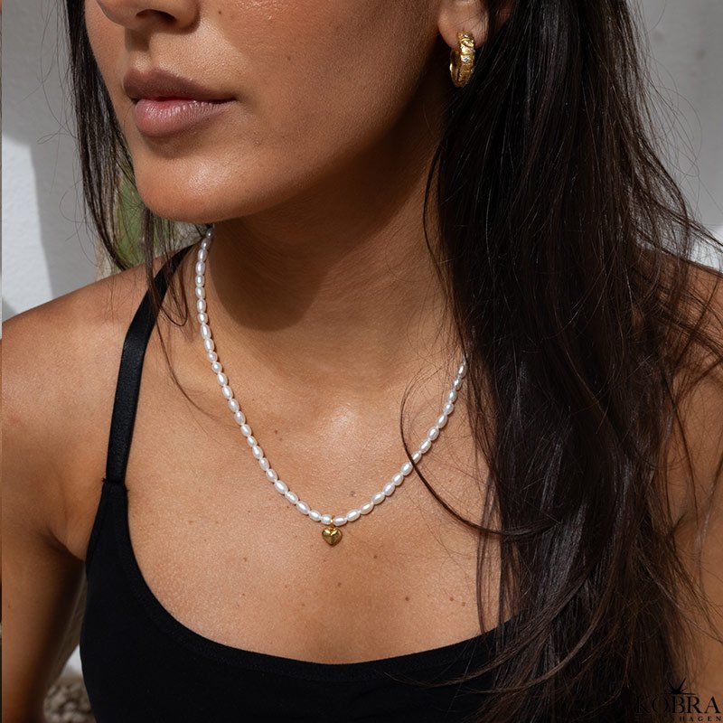 "Rosie" gte perlehalskde med lille guld hjerte inklusiv personlig indgravering