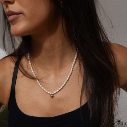 "Rosie" gte perlehalskde med lille guld hjerte inklusiv personlig indgravering