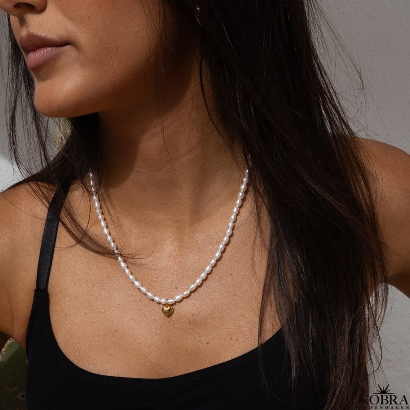 "Rosie" gte perlehalskde med lille guld hjerte inklusiv personlig indgravering