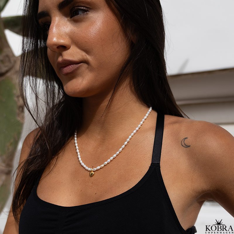 "Rosie" gte perlehalskde med lille guld hjerte inklusiv personlig indgravering