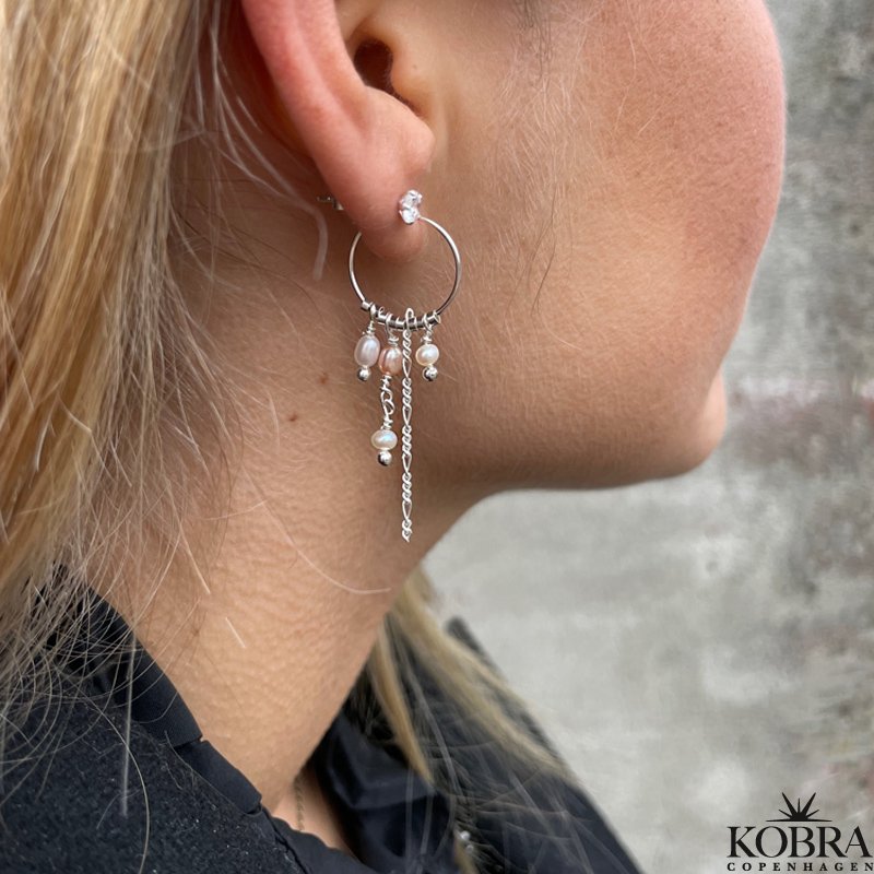 "Nahla" slv reringe med ferskenfarvet og hvide perler