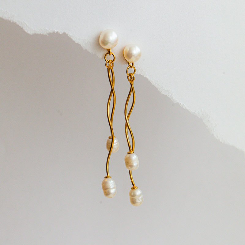 "Silke" 18K gullbelagte kurvede perle�reringer
