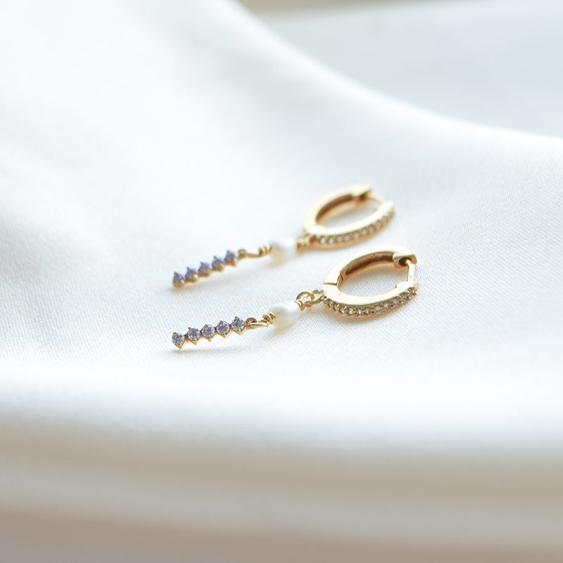 "Xena" Smukke perle�reringe med sten i forgyldt