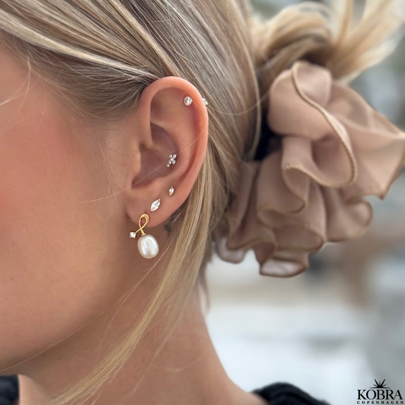 "Antonia" 18 karat forgyldte reringe med gte ferskvandsperler og zirkonia sten