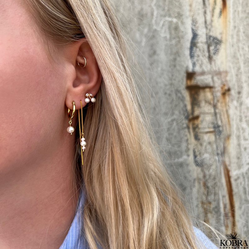 "Margrethe" guld reringe / hoops med hvide ferskvandsperler