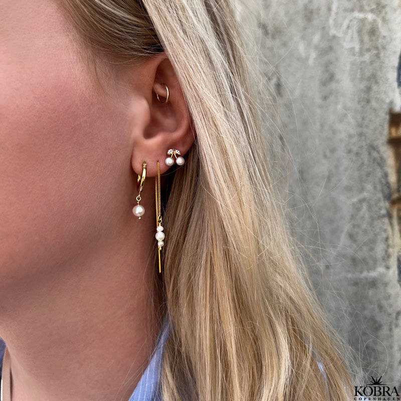 "Margrethe" guld reringe / hoops med hvide ferskvandsperler