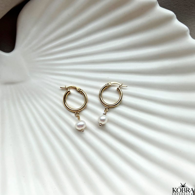 "Margrethe" guld reringe / hoops med hvide ferskvandsperler