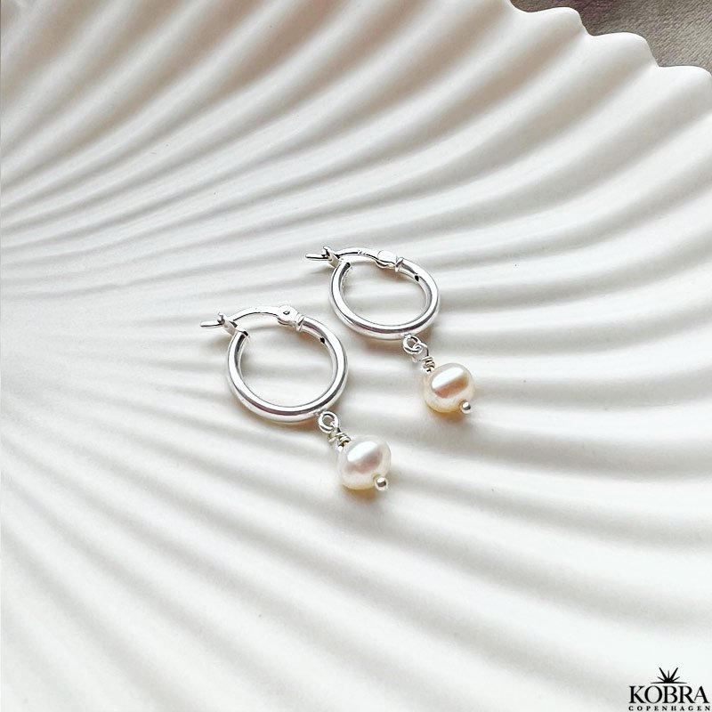 "Margrethe" s�lv �reringe / hoops med hvide ferskvandsperler