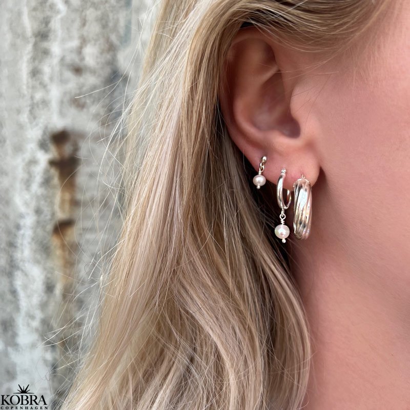 "Margrethe" s�lv �reringe / hoops med hvide ferskvandsperler