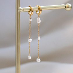 "Monaco" perle hoops i gull med hvite ferskvannsperler