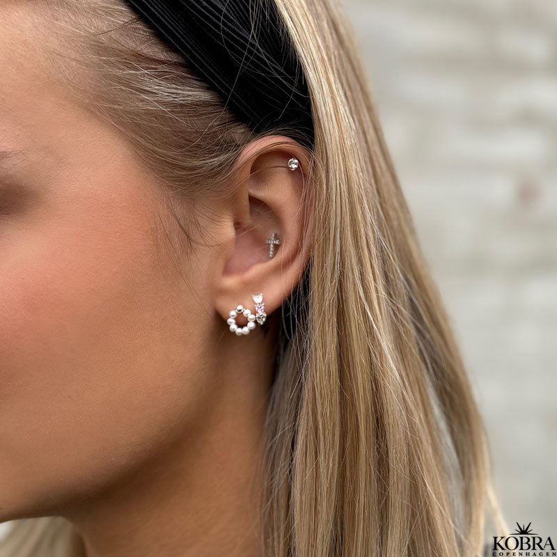 "Ava" sm slvhoops med pink og hvide hjerteformede sten