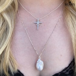 "Allana" kors halskde med Infinity i slv