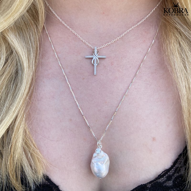 "Allana" kors halskde med Infinity i slv