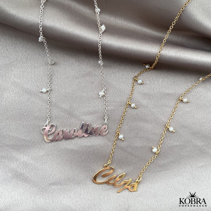 "Milano" hndlavet slv navnehalskde med sm hvide ferskvandsperler