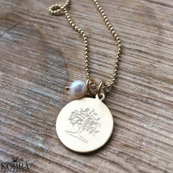 Livets Tr smykke i guld med personlig gravering samt hvid ferskvandsperle