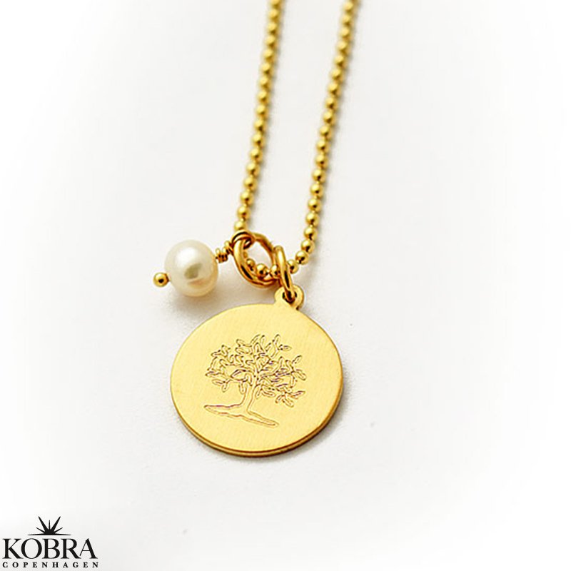 Livets Tr smykke i guld med personlig gravering samt hvid ferskvandsperle
