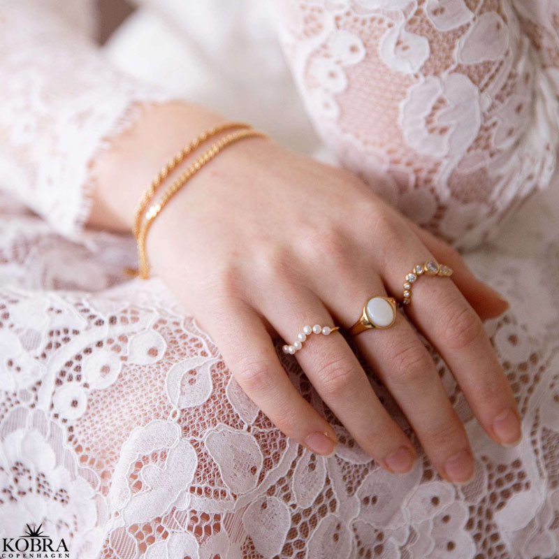 "Flora" gold ring with mother of pearl