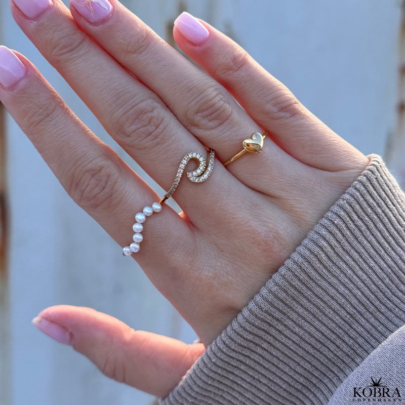 "Liva" enkel guld ring med lille hjerte