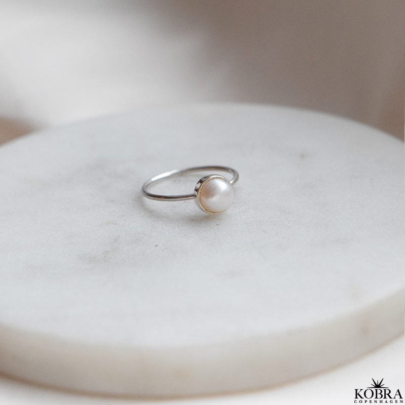"Luxi" Sterling slv ring med gte ferskvandsperle